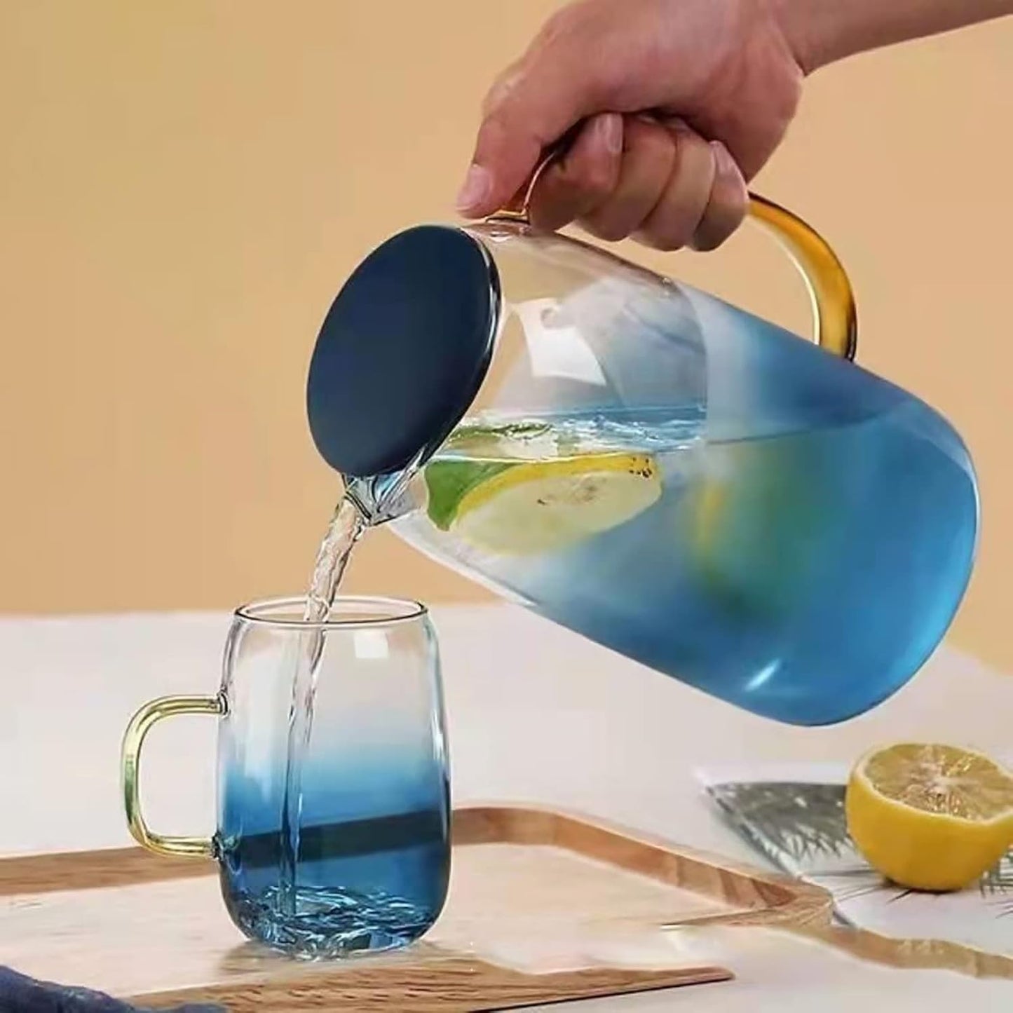 Ensemble d'une carafe en verre et de 6 tasses à eau