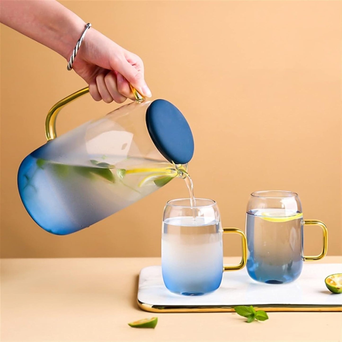 Ensemble d'une carafe en verre et de 6 tasses à eau