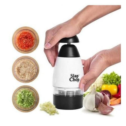 Le hachoir universel coupe rapidement toutes sortes d'aliments