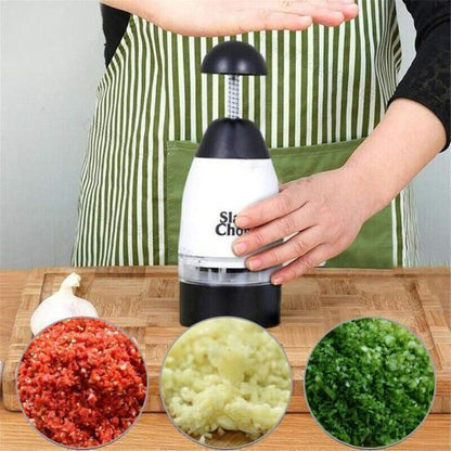 Le hachoir universel coupe rapidement toutes sortes d'aliments