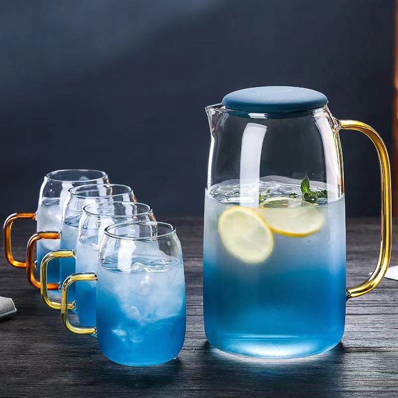 Ensemble d'une carafe en verre et de 6 tasses à eau